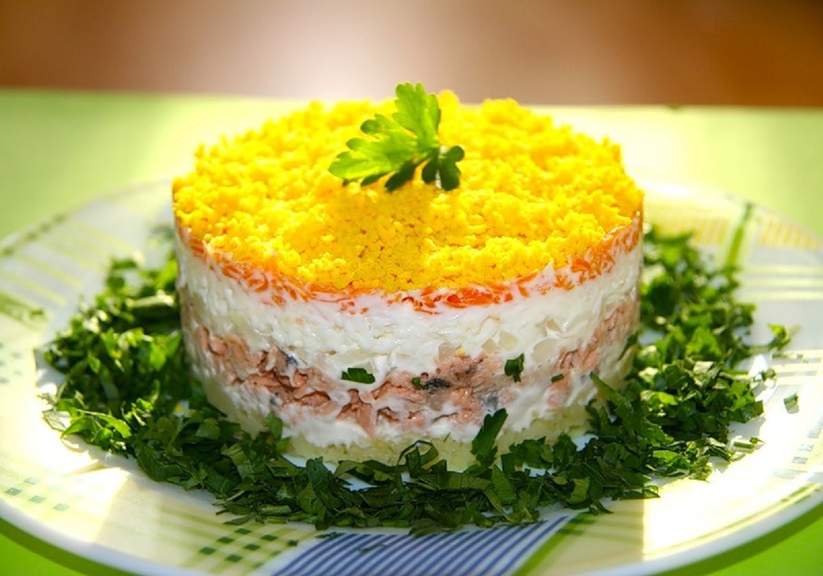 Салат мимоза с горбушей — вкусное дополнение к столу