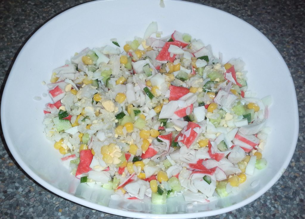 Салат из крабовых палочек со свежим огурцом свежая нотка