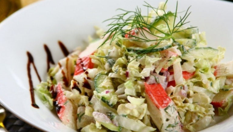 Нежный салат с пекинской капустой и крабовыми палочками