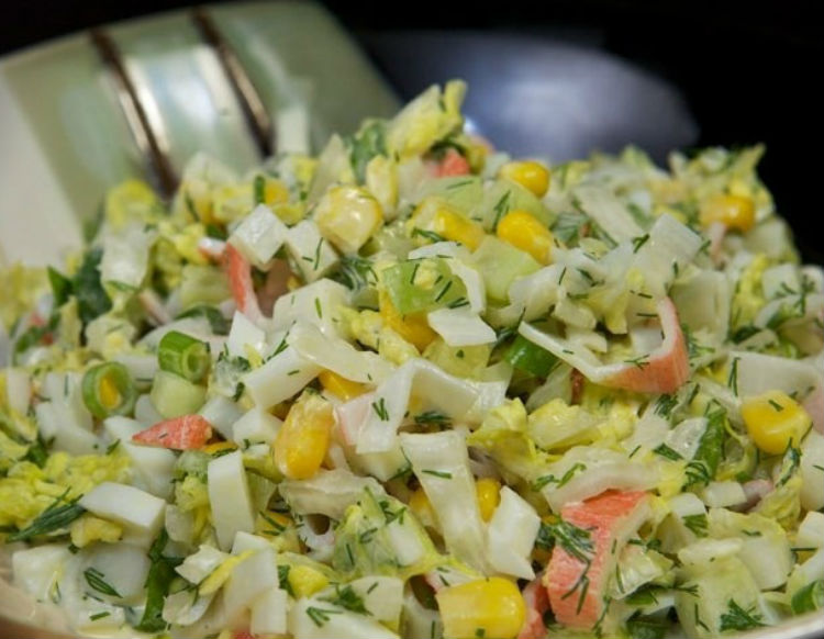 Нежный салат с пекинской капустой и крабовыми палочками