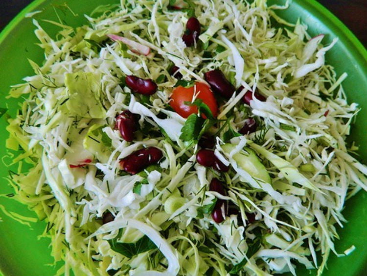 Какой салат можно приготовить с фасоли консервированной и