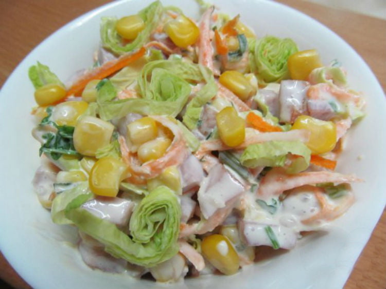 Салат со свежей капустой и копченой колбасой или ветчиной