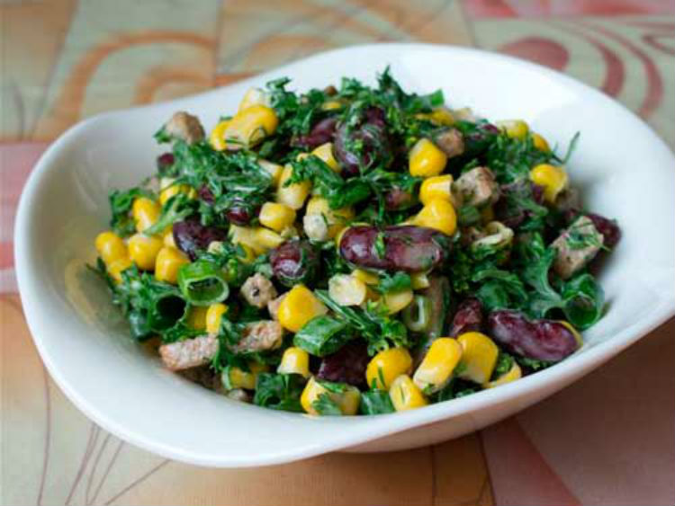 Быстрый салат из фасоли с кукурузой и сухариками