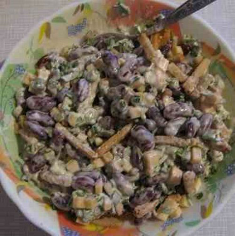 Рецепт салата из фасоли консервированной с сухариками и