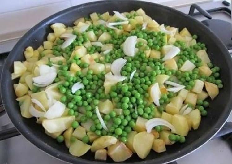 Нежный салат с зеленым горошком и картошкой